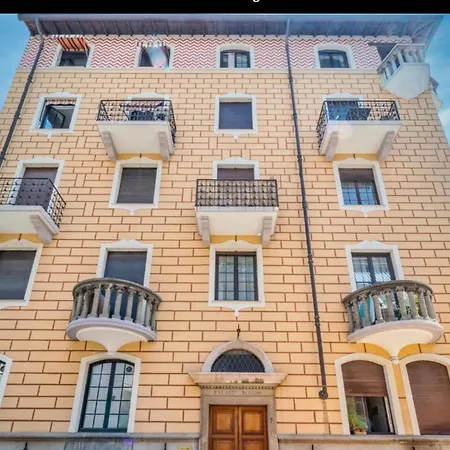 Quaint Renovated In The Heart Of Town *