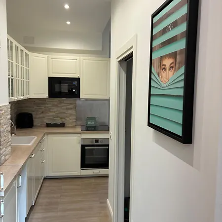 Quaint Renovated In The Heart Of Town Daire